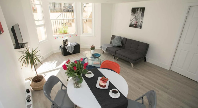 Light filled garden flat sleeps 4