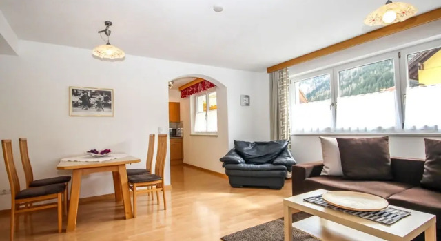 Michaela Flirsch in Flirsch, Rezerwuj Hotel Hotele w Tyrol z parkingiem, Parking