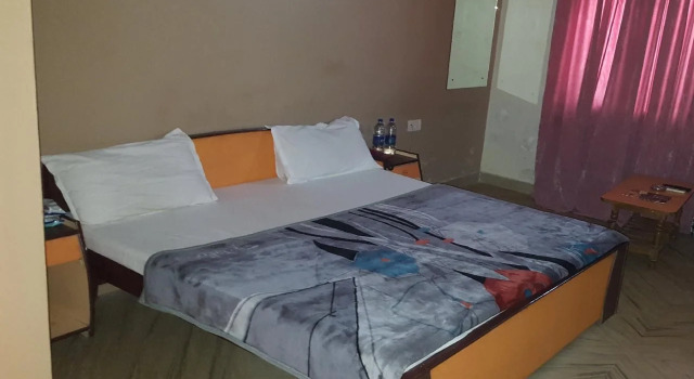 OYO 23499 Hotel Sky Inn, Забронировать Отель Отели штата Раджастхана с парковкой, Парковка