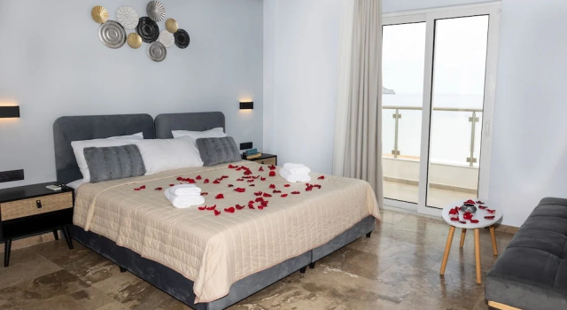 Семейная студия с балконом и с видом на море Queen Mary Beachfront Studios