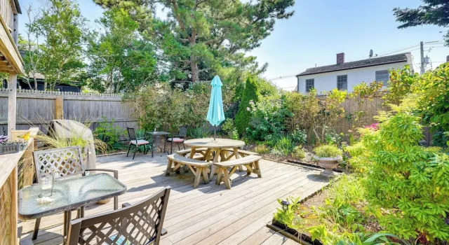 Steps to Commercial St! Lofted Provincetown Gem, Забронировать Апартаменты/квартира Провинстаун Полуостров Кейп-Код