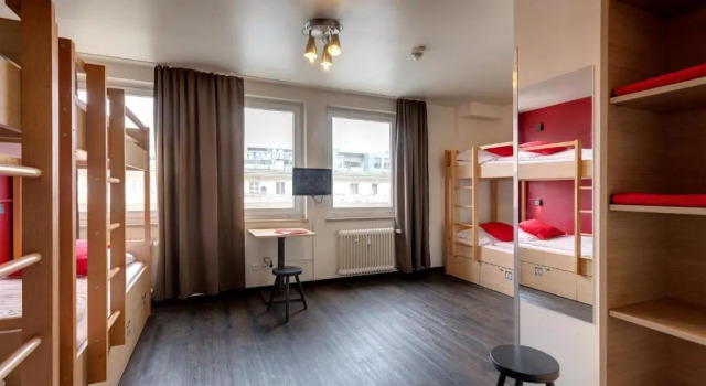 Кровать в общем номере MEININGER Hotel München Zentrum