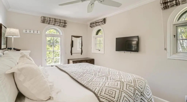 Bibi's Guesthouse 2 Bed/ 2 Bath Pool House 2 Bedroom Home by Redawning
