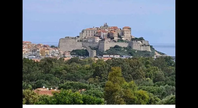 Коттедж 130m2 qui surplombe la baie de Calvi vue citadelle