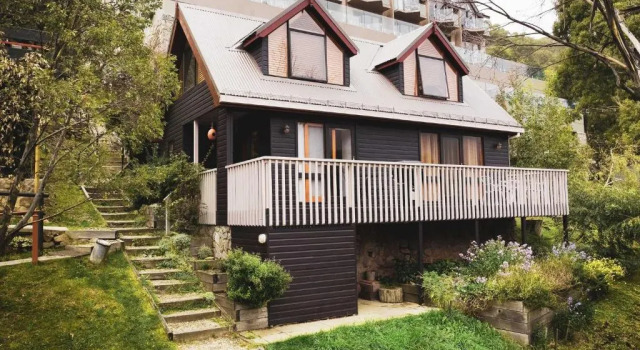 Коттедж Crackenback Castle free standing chalet with fire place