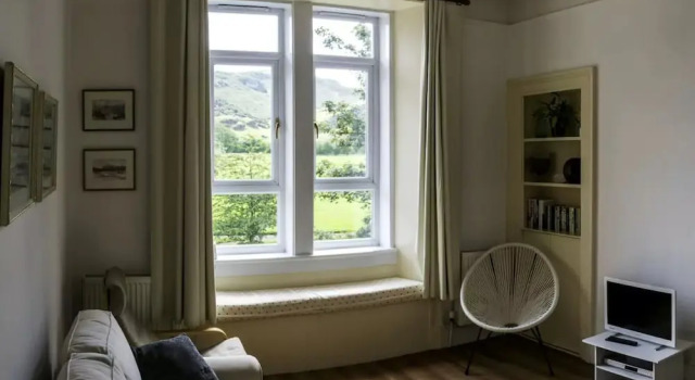 Spacious 2 Bedroom Holyrood Flat With Great Views, Забронировать Апартаменты/квартира Апартаменты Эдинбурга, рядом с Холирудское абатство, Апартаменты/квартира