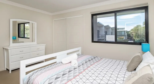 Khione 1 - Modern & spacious with views towards Lake Jindabyne & the mountains beyond, Забронировать Дом для отпуска Виллы Джиндабайн, рядом с Озеро Джиндабайн, Вилла