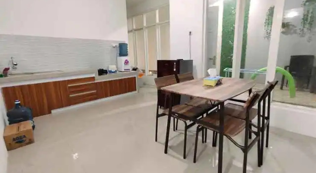 Vilatel A8 With Private Mini Pool By N2K, Prenota Locanda Motel a Batu, vicino a Taman Wisata Tirta Nirwana Songgoriti, Motel