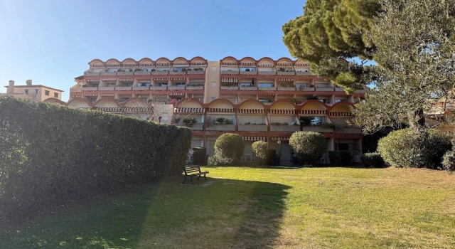 Apartment With Garden and Pool Access