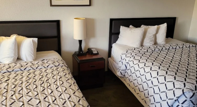 Четырёхместный номер Standard Smokey Point Motor Inn