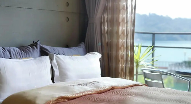 Четырёхместный номер Standard с балконом и с видом на озеро Lakeview Homestay