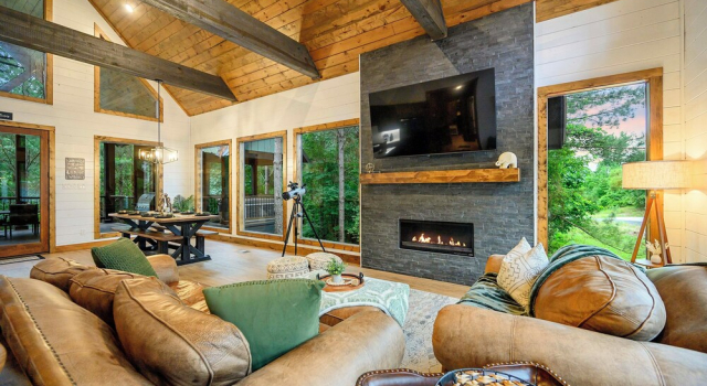 Broken Bow Home w/ Hot Tub, Game Room & EV Charger, Boek Vakantiehuis Hochatown Oklahoma