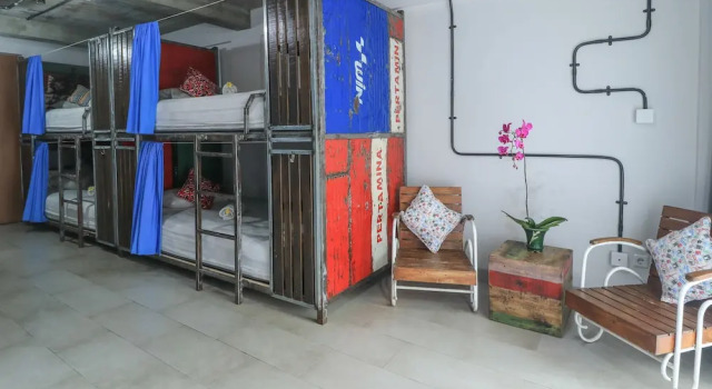 Кровать в общем номере Base Guesthouse and Hostel