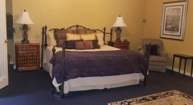 Двухместный люкс Deluxe Цокольный этаж Downtown Guest Quarters Hotel