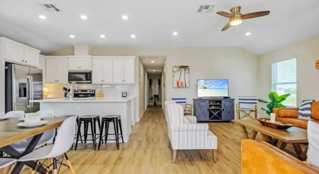 Sleeps 21, 2 Homes Private Pool, Patio Lounge w/ Fire Pit, Bar, TV, & Games