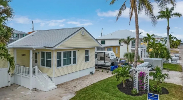 Коттедж 149 Pearl St. 2 Bedroom Home by RedAwning