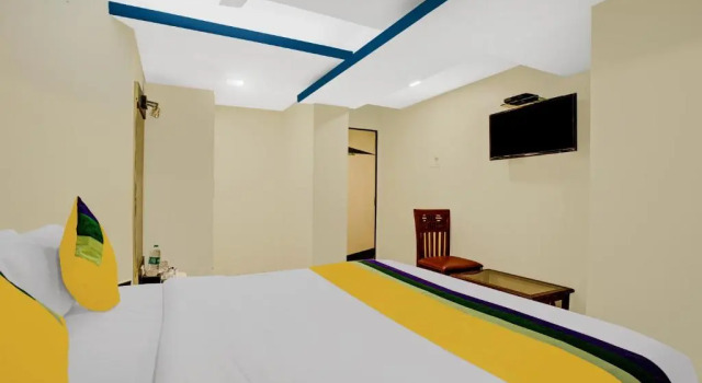 Номер Standard FabHotel Amber Crop Inn
