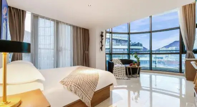 Семейный люкс с балконом и с видом на город YUN MAN Suites Hotel