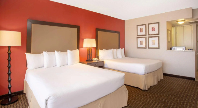 Четырёхместный номер Standard Holiday Inn Express & Suites Phoenix - Midtown, an IHG Hotel