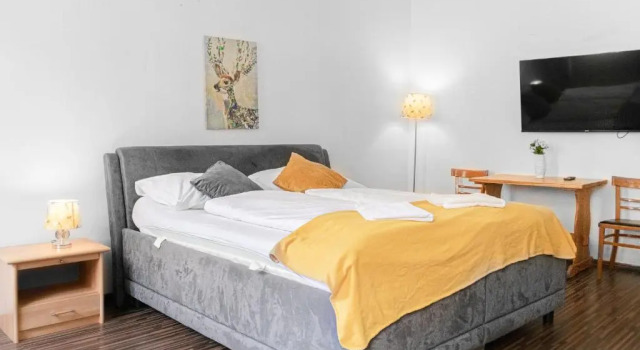 Vivid King Bed Apt - 12 minutes from City Center, Rezerwuj Hotel Hotele w Wiedeń z parkingiem, Parking
