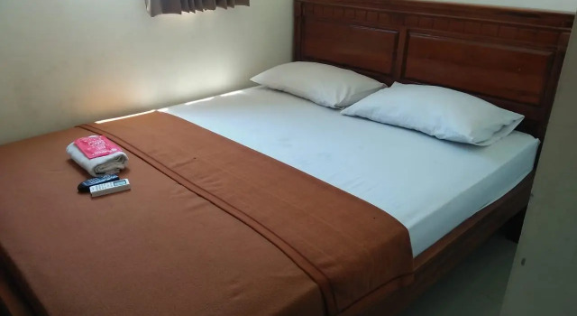 Bett im Wohnheim RedDoorz @ Raya Ngagel 2