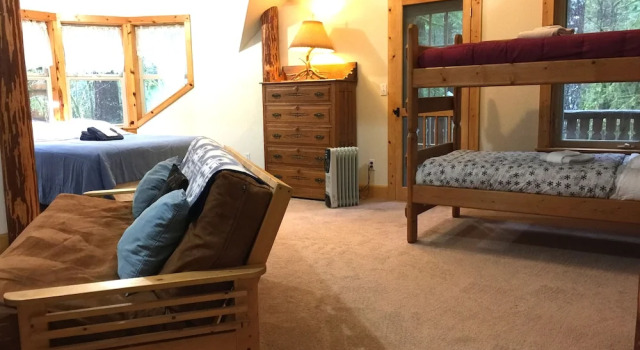 Snowline Cabin #25 A Country-style pet Friendly Cabin With hot tub and Wifi!, Buchen Sie Ferienhaus Villen in Glacier, Villa