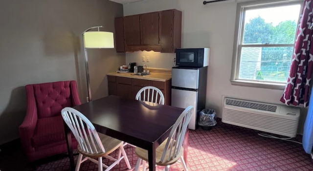 Люкс Rodeway Inn & Suites Hershey Chocolate Avenue