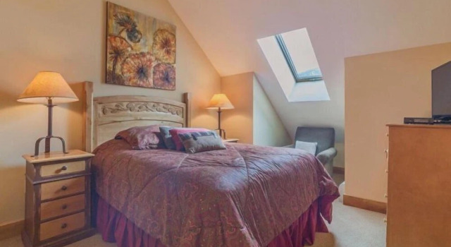 2 Bedroom Colorado Vacation Rental situated in River Run Village Steps from the Summit Express Gondola, Забронировать Отель Отели Кистон с бассейном, Бассейн