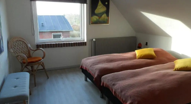 Logi i hus med kunst og have