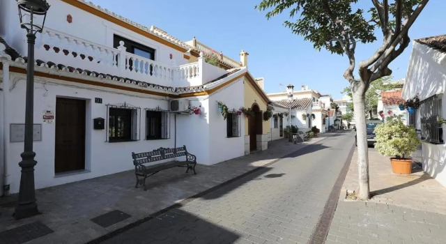 Renovated townhouse San Roque 91, Забронировать Отель Отели Эстепона с парковкой, рядом с Палеонтологический музей, Парковка