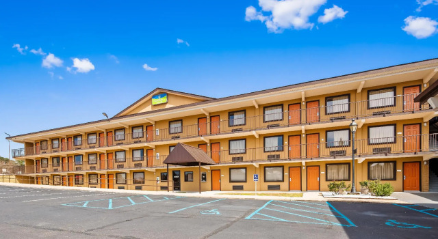 Кровать в общем номере SureStay Hotel by Best Western Tupelo North