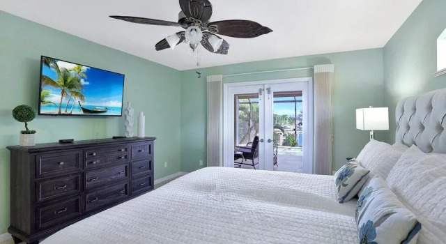 Shalimar Waterfront Pool Home, Забронировать Отель Отели в центре Марко-Айленд, в центре, Парковка