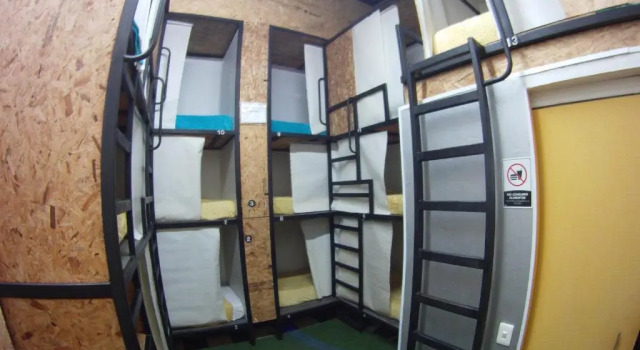 Кровать в общем номере Hostel la Antigua Capsula