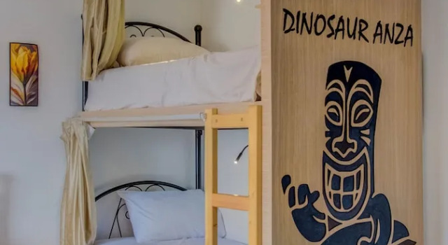 Кровать в общем номере Dinosaur Anza Surf House