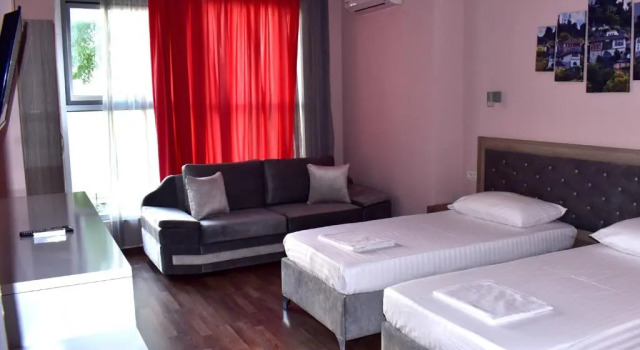 Трёхместный номер Standard с балконом Hotel Number One
