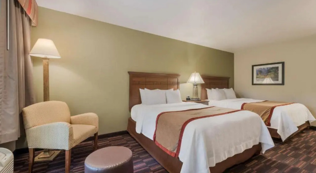 Четырёхместный номер Deluxe Best Western Town and Country Inn