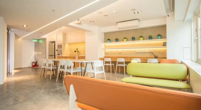 Кровать в общем номере c 1 комнатой Light Inn