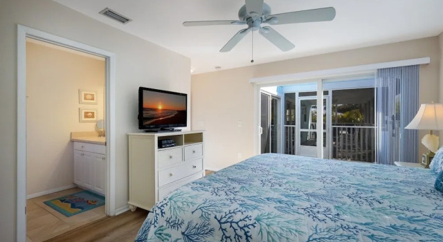 Holly Hideaway 2 Bedroom Home by RedAwning
