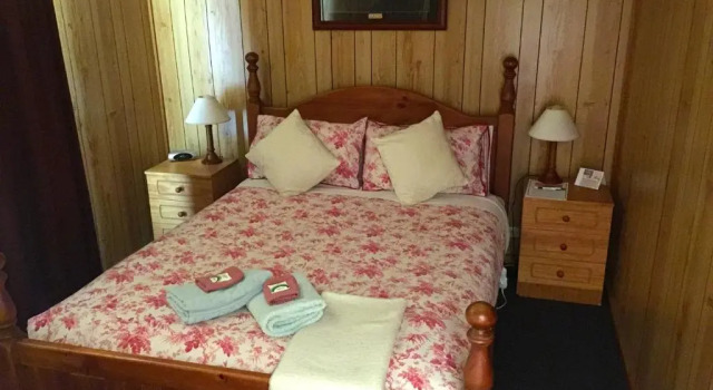 Clare Valley Cabins, Book Hotel Clare 