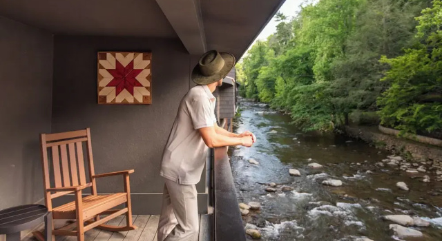 Люкс с балконом Отель Historic Rocky Waters Inn, A Small Luxury Hotel