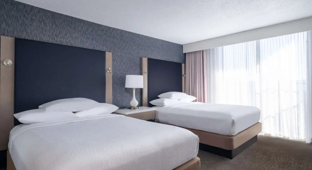 Четырёхместный люкс с 2 комнатами Embassy Suites Baltimore - North/Hunt Valley