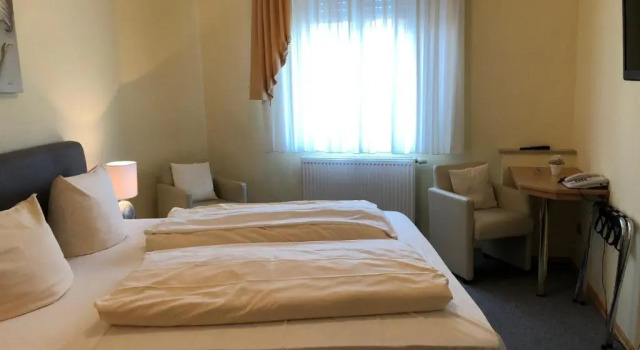 Семейный номер Standard Hotel Rose Heidelberg inklusive Frühstück, Saunanutzung und Parkplätze nach Verfügbarkeit