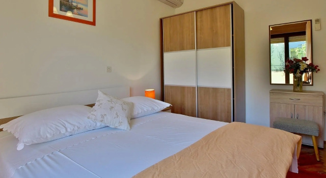 Ana - 50m From sea - A1, Prenota Hotel Hotel a Isole Quarnerine con parcheggio, Parcheggio