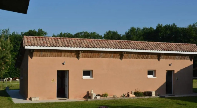 Gîte équestre Domaine des Crins - Biron, Rezerwuj Hotel Hotele w Biron z parkingiem, Parking