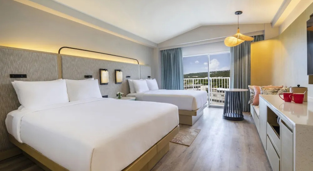 Четырёхместный номер Standard с балконом и с видом на горы Crowne Plaza Resort Saipan