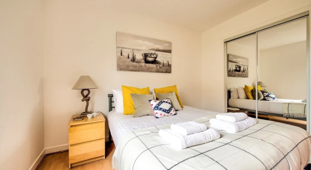 Large Two Bedroom Flat 10 min Bus Ride to Centre, Забронировать Апартаменты/квартира Апартаменты Эдинбурга, рядом с Холирудское абатство, Апартаменты/квартира