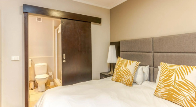 Centrally located 1 bedroom, Забронировать Отель Отели Кейптауна с бассейном, рядом с Замок Доброй Надежды, Бассейн