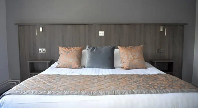 Sandown Park Lodge, Забронировать Отель Отели Суррей с парковкой, Парковка