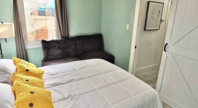 Коттедж Eastside Garden Hideaway  For 4, Perfect Location for World Cup Attendees!