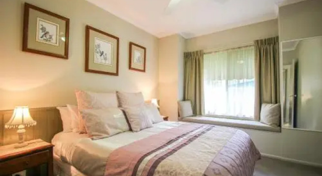 Silver Birches Holiday Village - Unit 6, Book Apartment Bright 